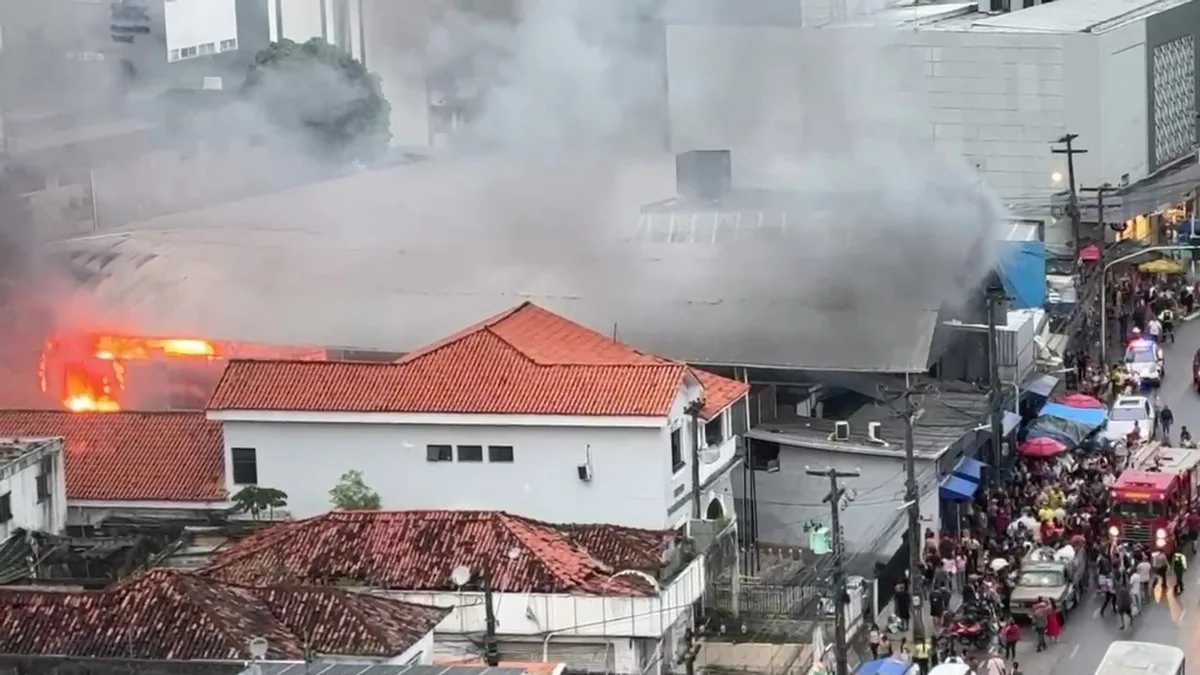 Incêndio deixa quatro lojas do Centro Comercial de Passagem totalmente destruídas, em João Pessoa