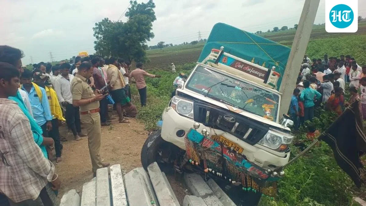 3 dead, 21 injured as pickup vehicle crashes into pole in Karnataka: Police
