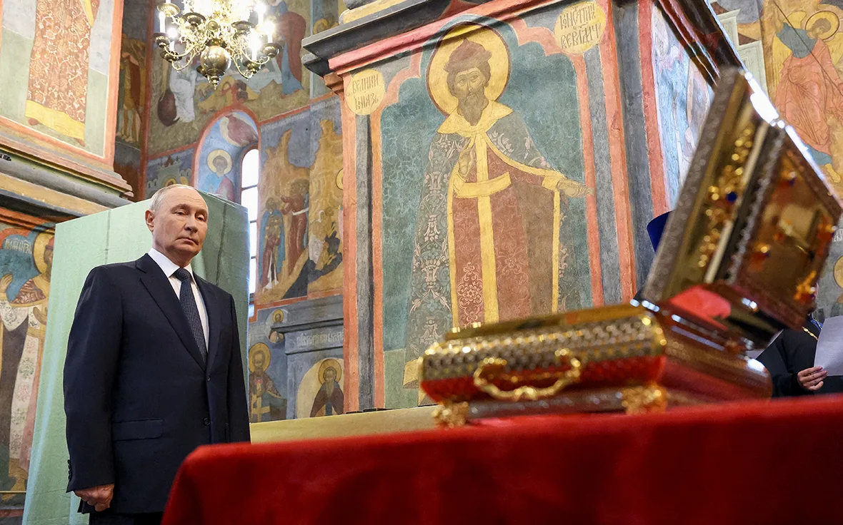 Путин прибыл на молебен в Архангельский собор