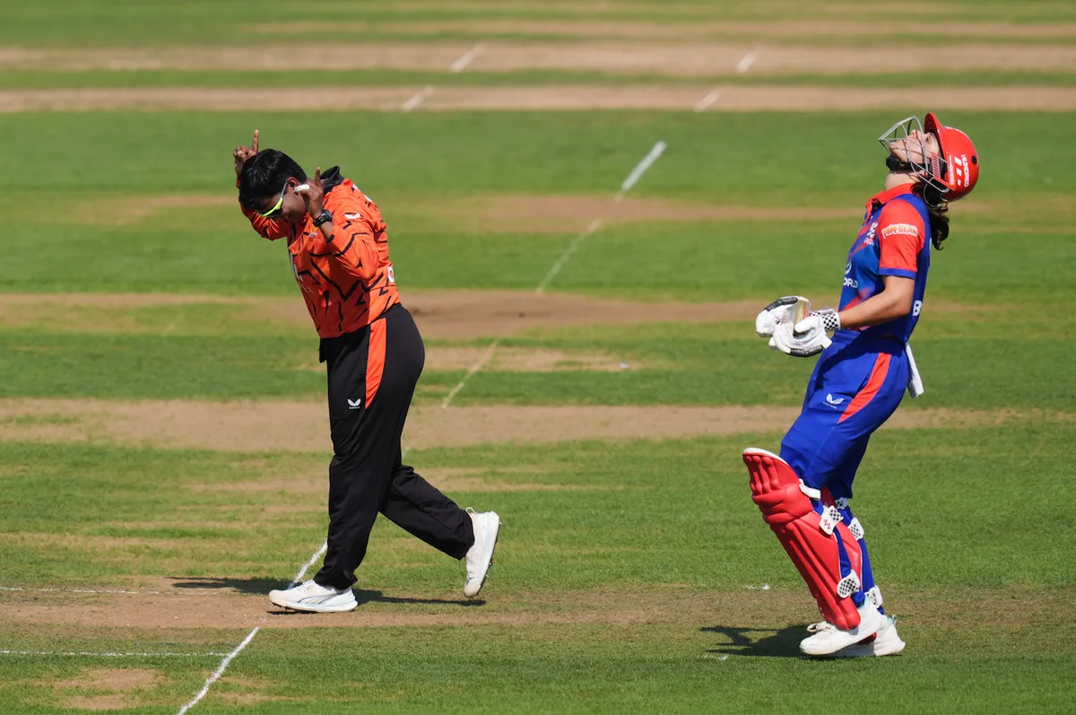 Baker and Winfield-Hill take in-form Sunrisers into final