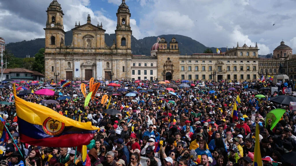 Colombie: des milliers de manifestants défilent contre le nouveau gouvernement d'extrême droite