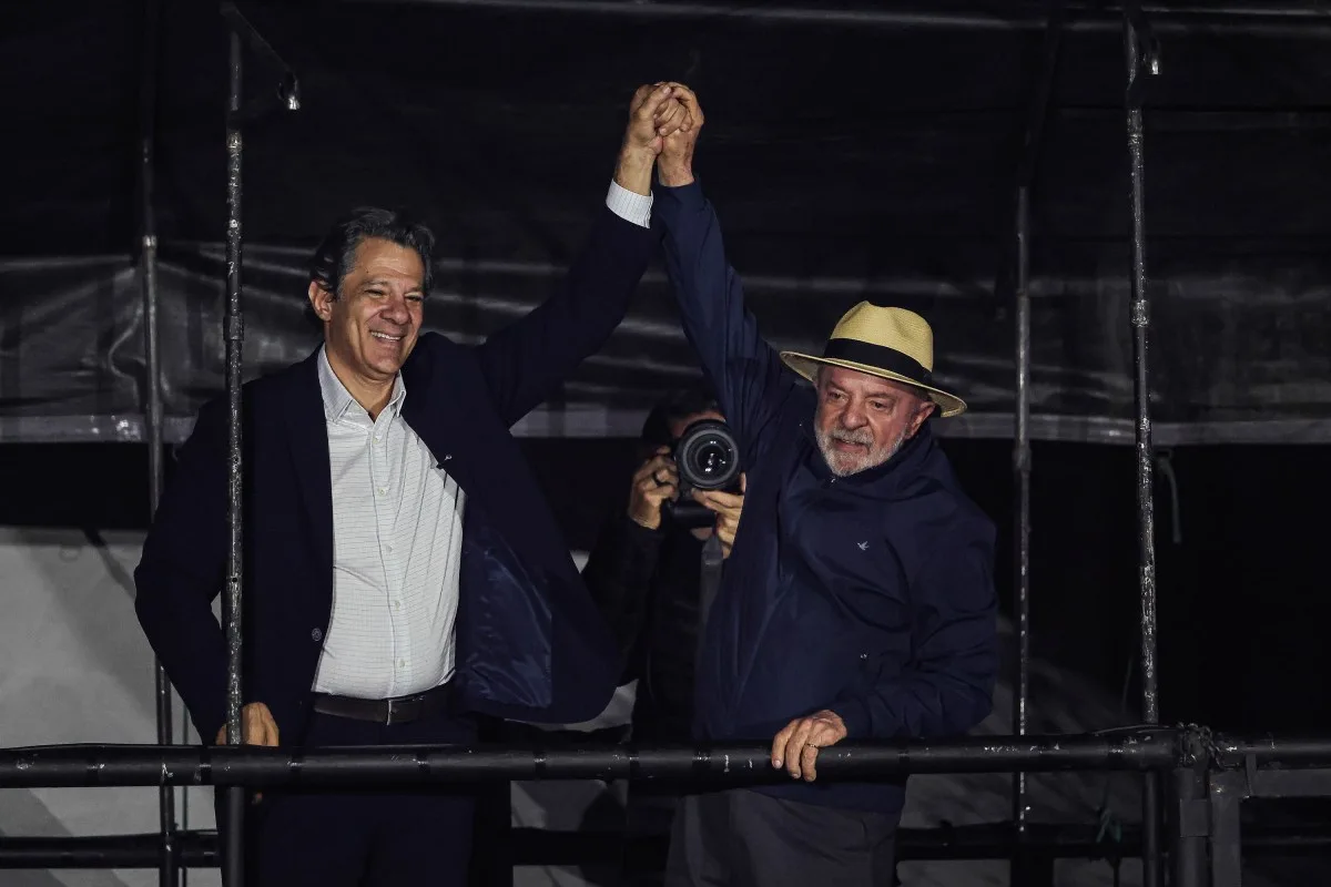 O que está em jogo nessa eleição é a escolha entre barbárie e democracia, diz Lula
