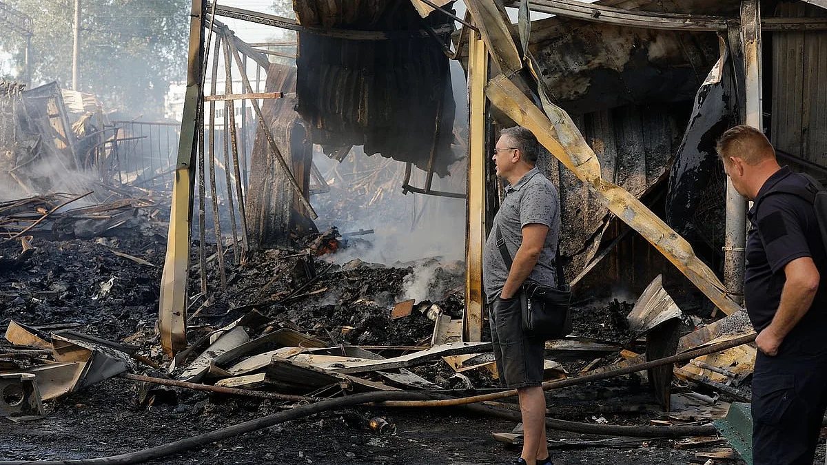 Kiev alvo de ataque de mísseis balísticos russos. Edifício residencial de cinco andares pega fogo