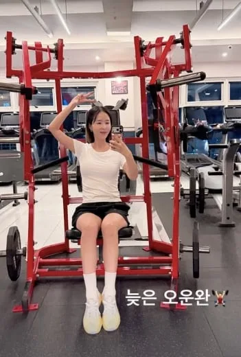 ‘인바디 측정 불가’라던 신지, 팔다리가 너무 말랐네..늦은 밤에도 운동 인증