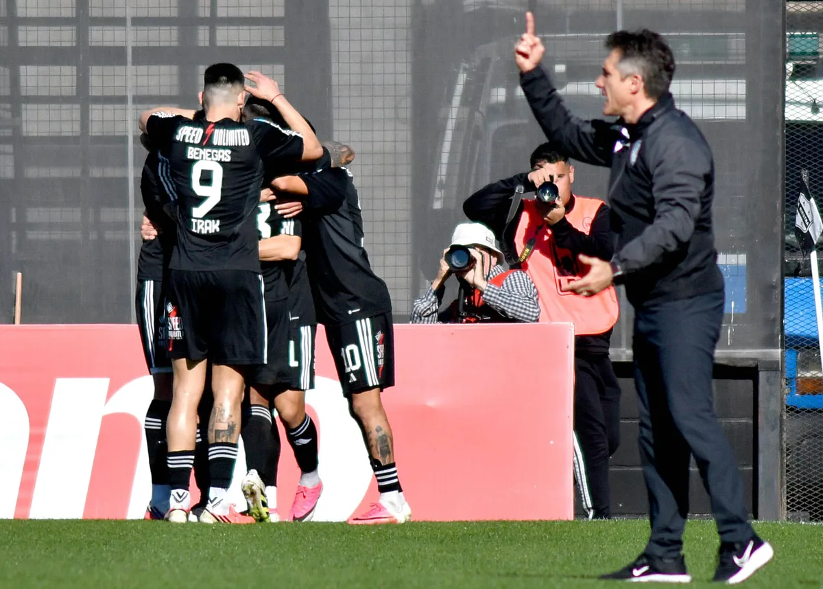 Escándalo en Riestra vs. Vélez por los fallos de Arasa y el VAR: “No tienen que dirigir nunca más”, pidió Barros Schelotto