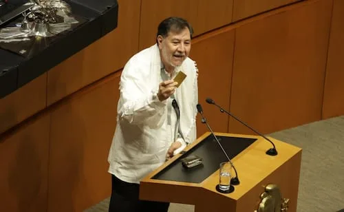 “Rompería mi visa, pero tengo la mano fracturada”; Noroña acusa presunta embestida contra AMLO