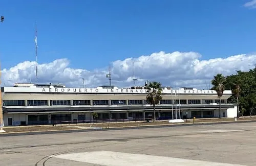 Hombre se refugia en el aeropuerto de Mazatlán; huyó de un presunto ataque armado