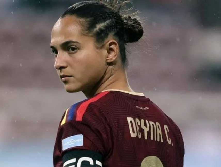 Deyna Castellanos dispara contra la FVF