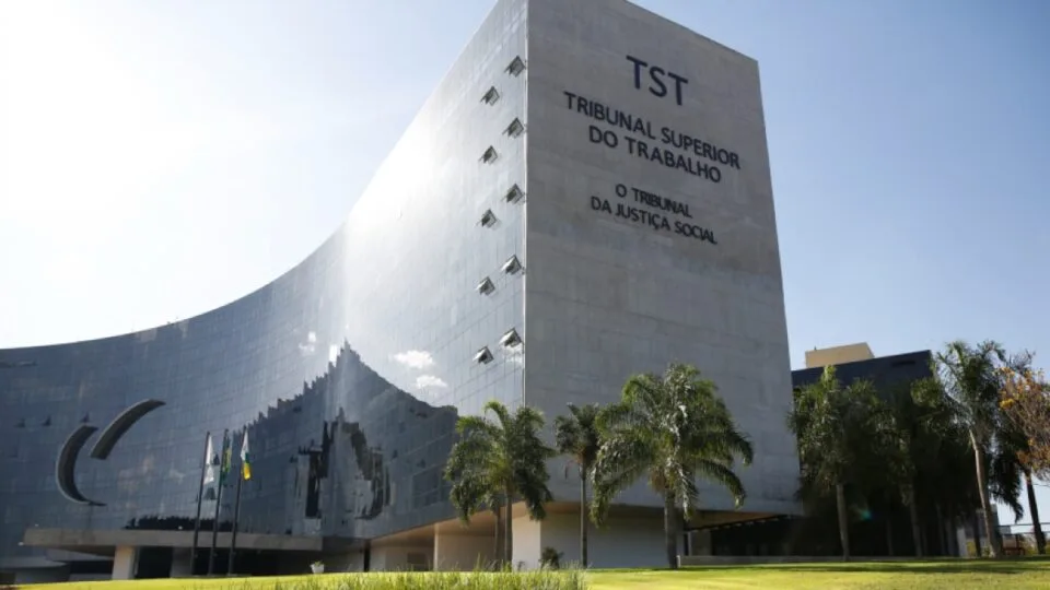 TST concede penduricalho de 15% para servidores sem desconto de impostos