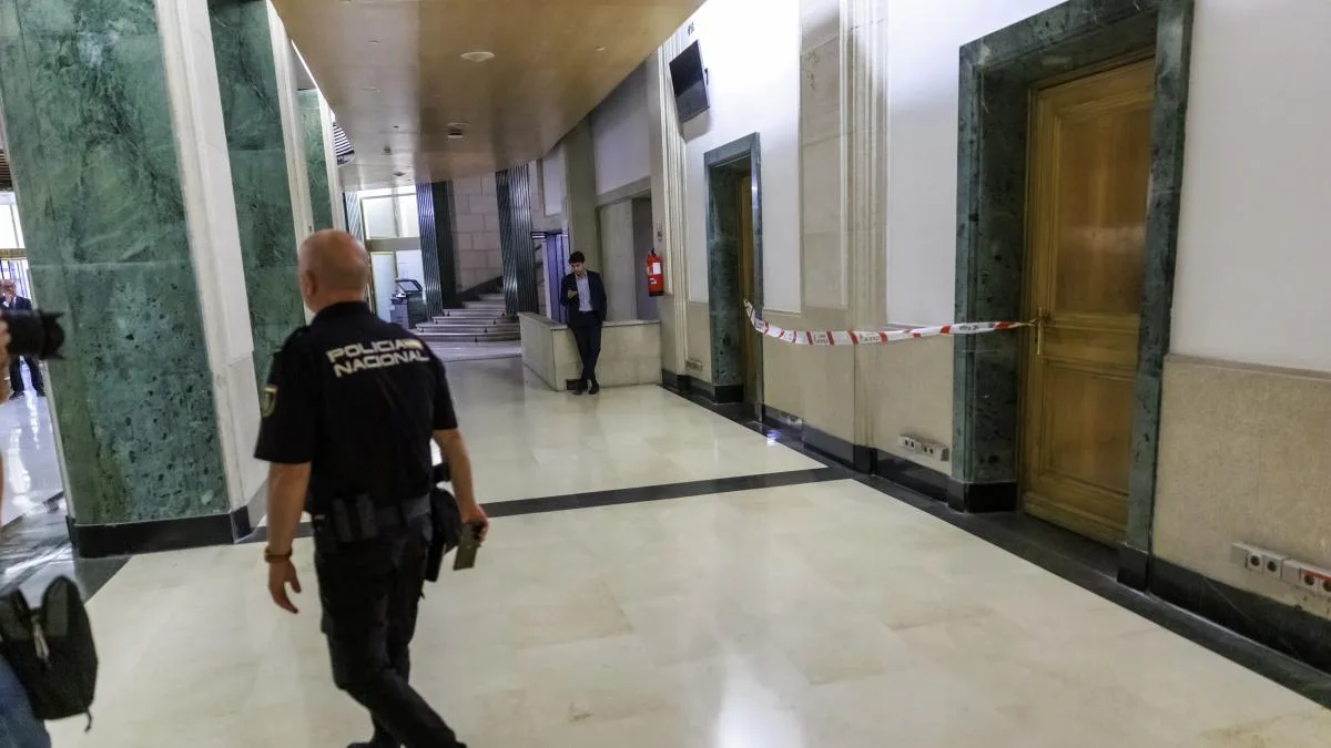 Un asesor del PP acciona un spray pimienta que obliga a precintar varias salas del Congreso