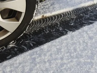 Les pneus hiver seront bientôt obligatoires dans de nombreuses communes en France : voici les départements concernés