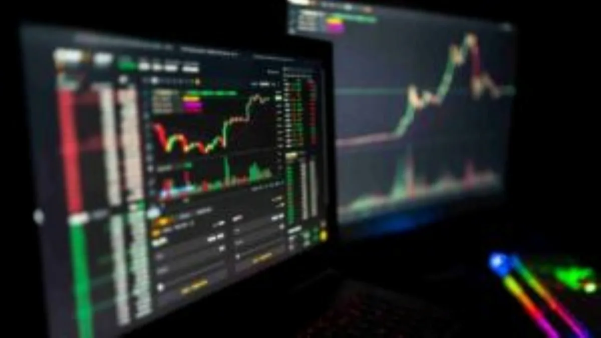 Day trade: Compre B3 (B3SA3) e venda Minerva (BEEF3) para ganhar até 1,4% hoje (16), segundo a Ágora
