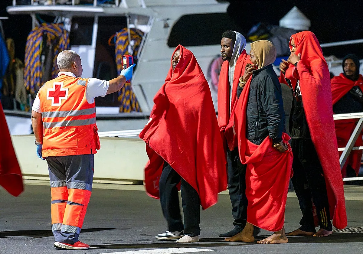 Una nueva neumática eleva a más de 200 los inmigrantes rescatados hoy en Lanzarote