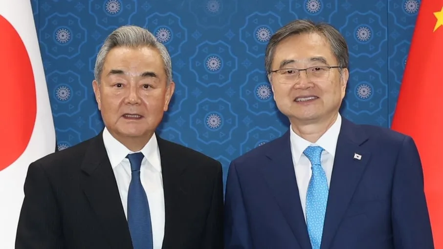 中왕이 “美, 대북 적대정책 바꿔야... 북미 회담은 양국이 결정할 일”