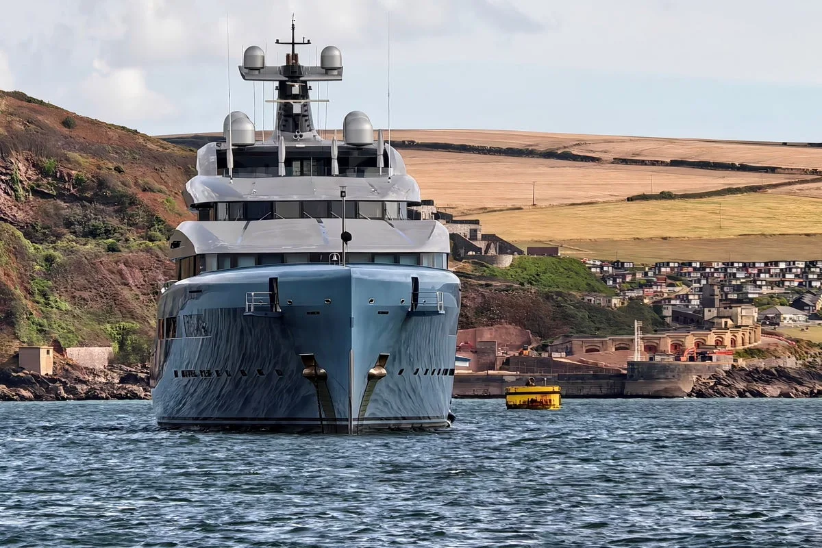 Devon locals hit out at billionaire as £200million super yacht blocks views at holiday hotspot