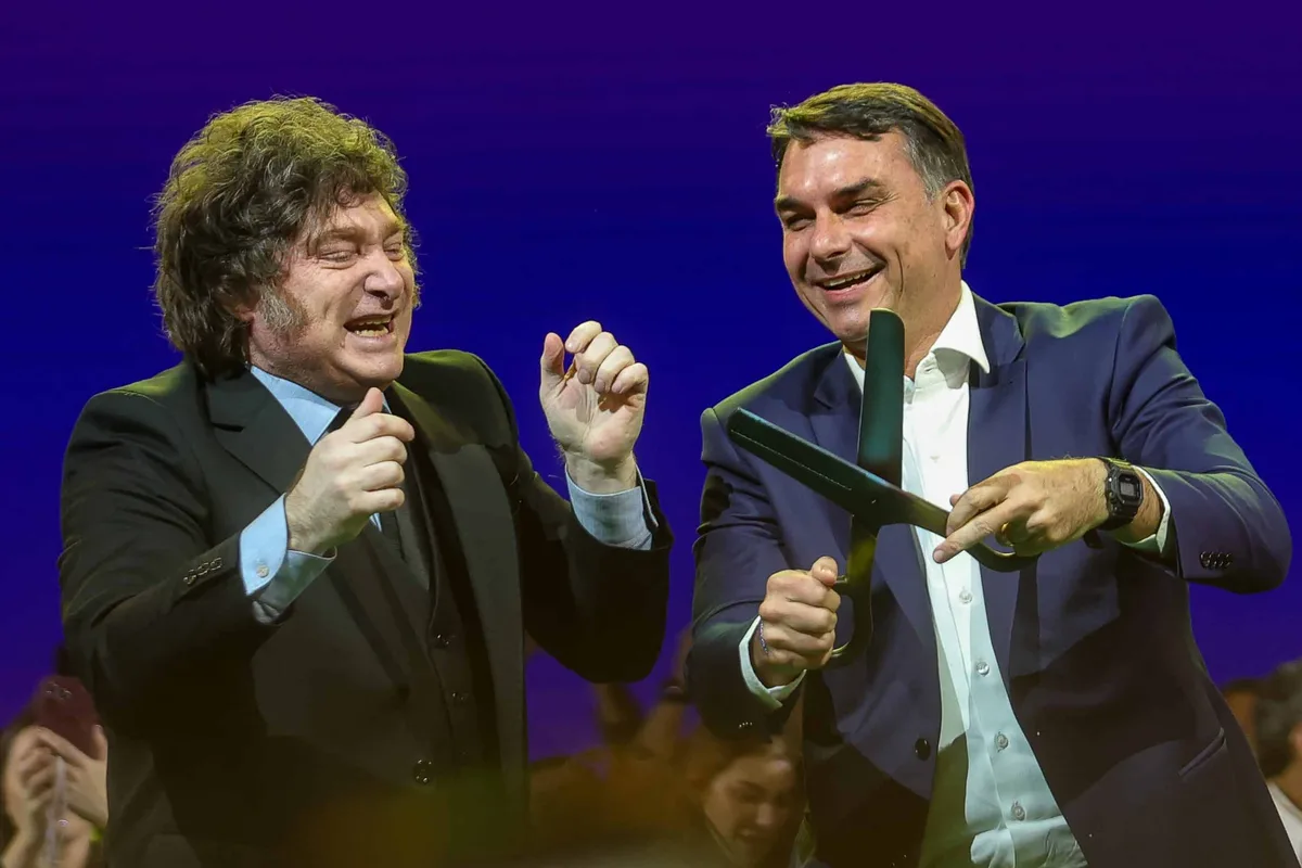 Milei reduz novos aposentados em 53% na Argentina; modelo inspira equipe de Flávio Bolsonaro