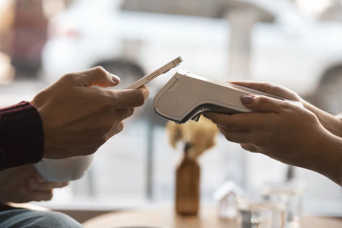 Burlões trocam 20€ por 2000€ onde o contactless não tem limite