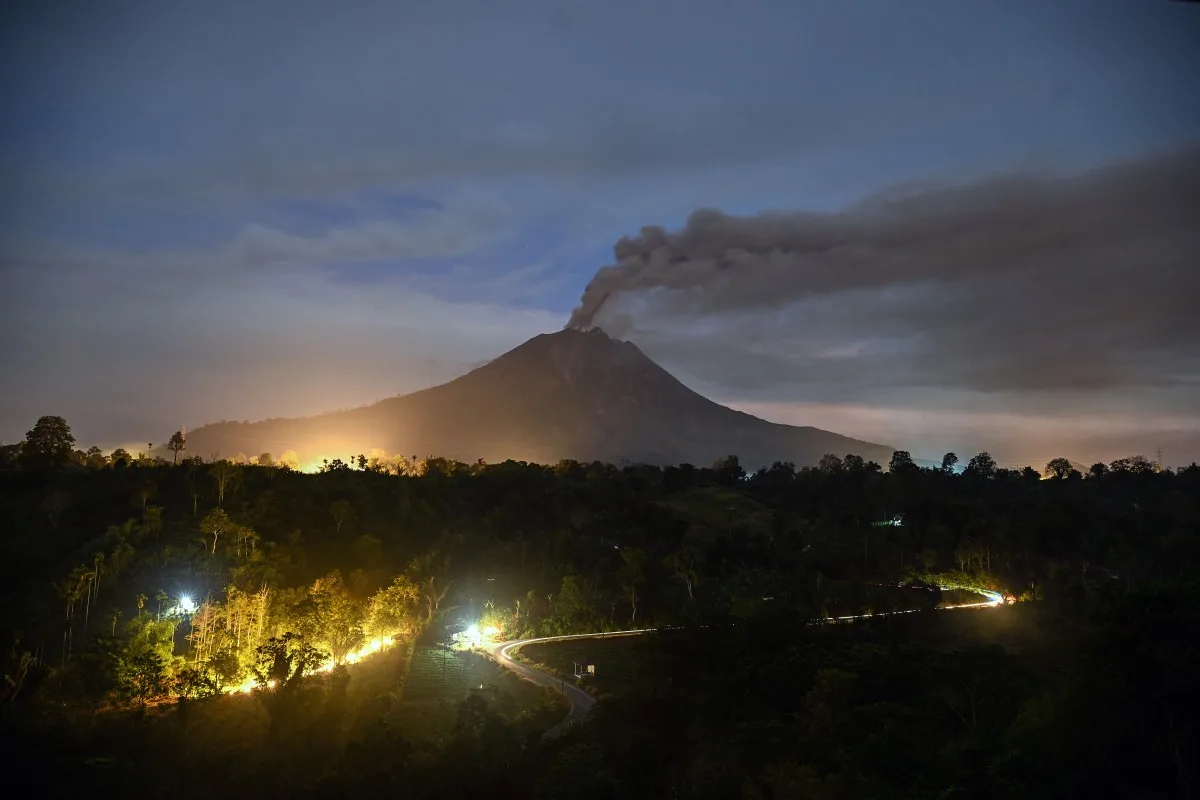 Vulcão na Indonésia expeles cinzas e força evacuação de emergência