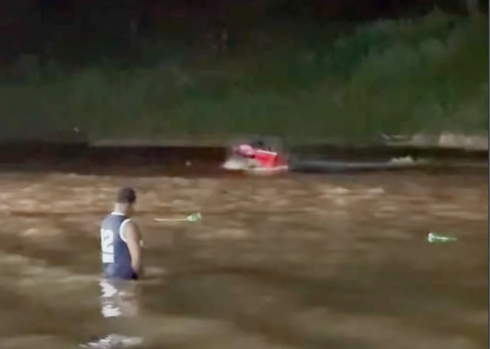 Canoa desgovernada assusta banhistas no Festival da Melancia, em Porto Acre