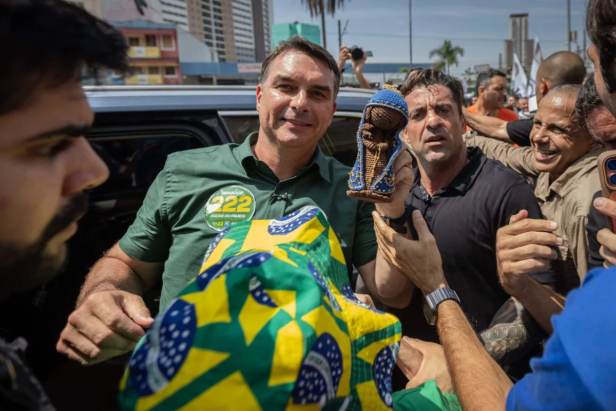 Flávio Bolsonaro explora fake news sobre Nossa Senhora Aparecida na campanha
