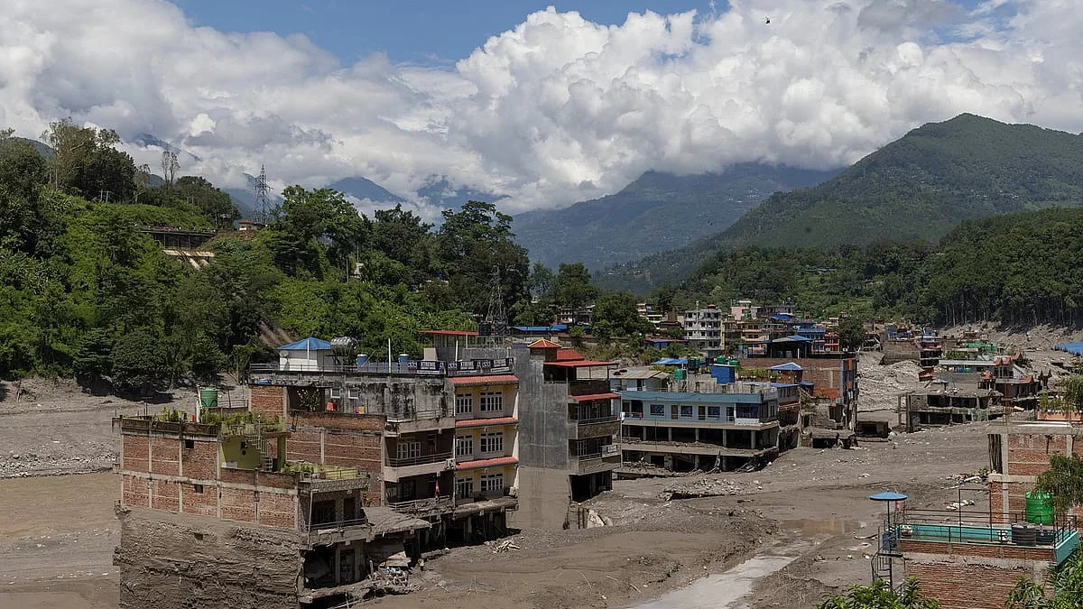 Nepal alerta para nova enxurrada: rio bloqueado por detritos forma lago em risco de rutura