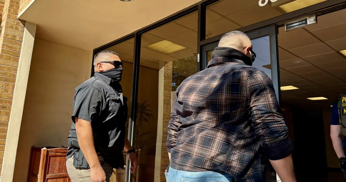 Medida oficial del ICE: cuándo entregará videos de cámaras corporales de los agentes en operativos migratorios