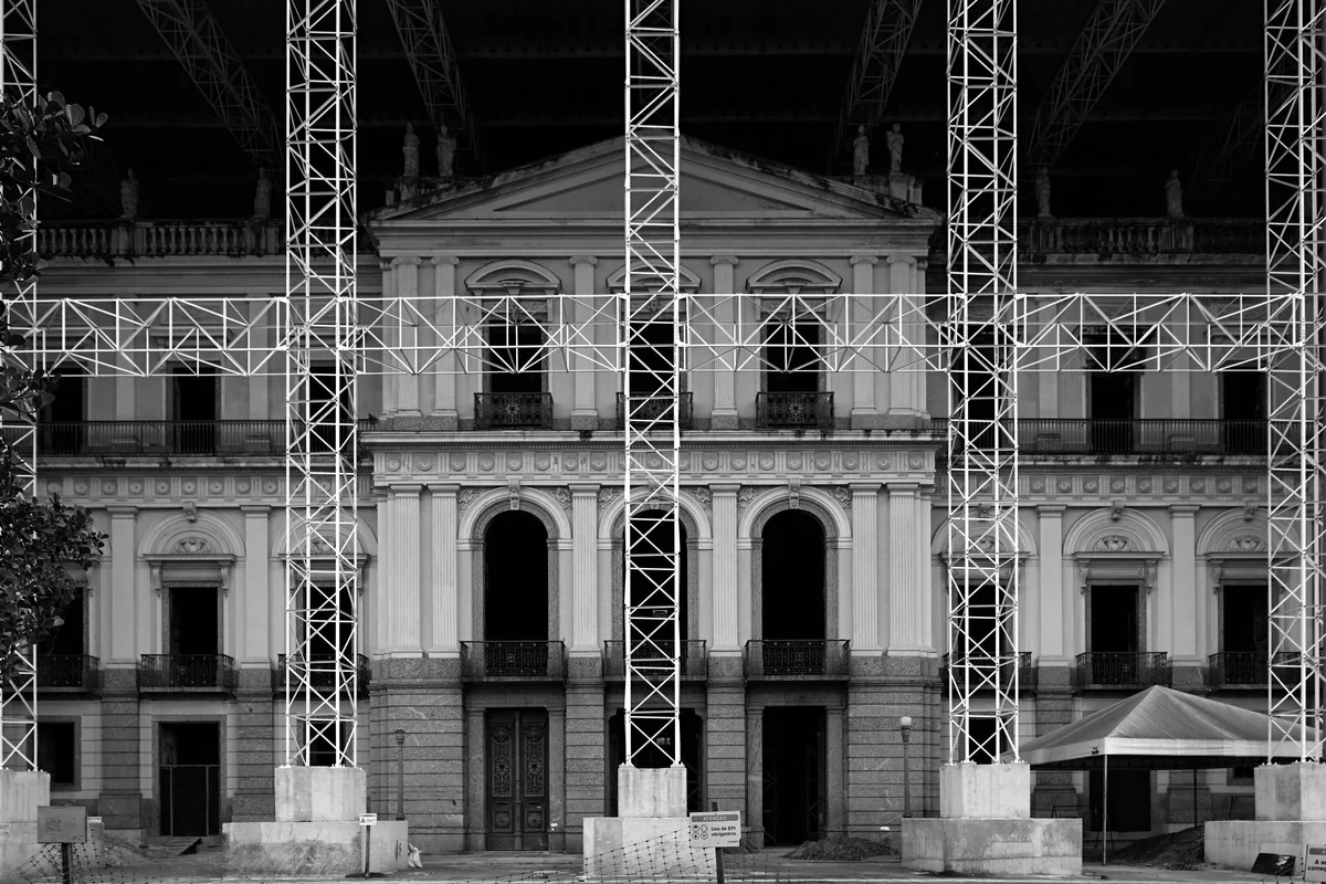 Nossos museus, salas de concerto e teatros queimam por falta de contratos