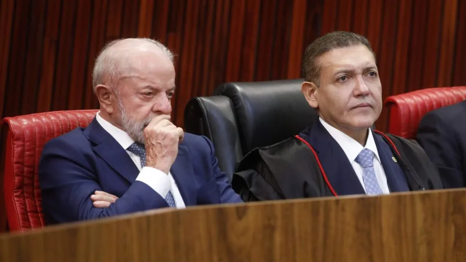 Presidente do TSE não pode ter lado na política, diz Lula