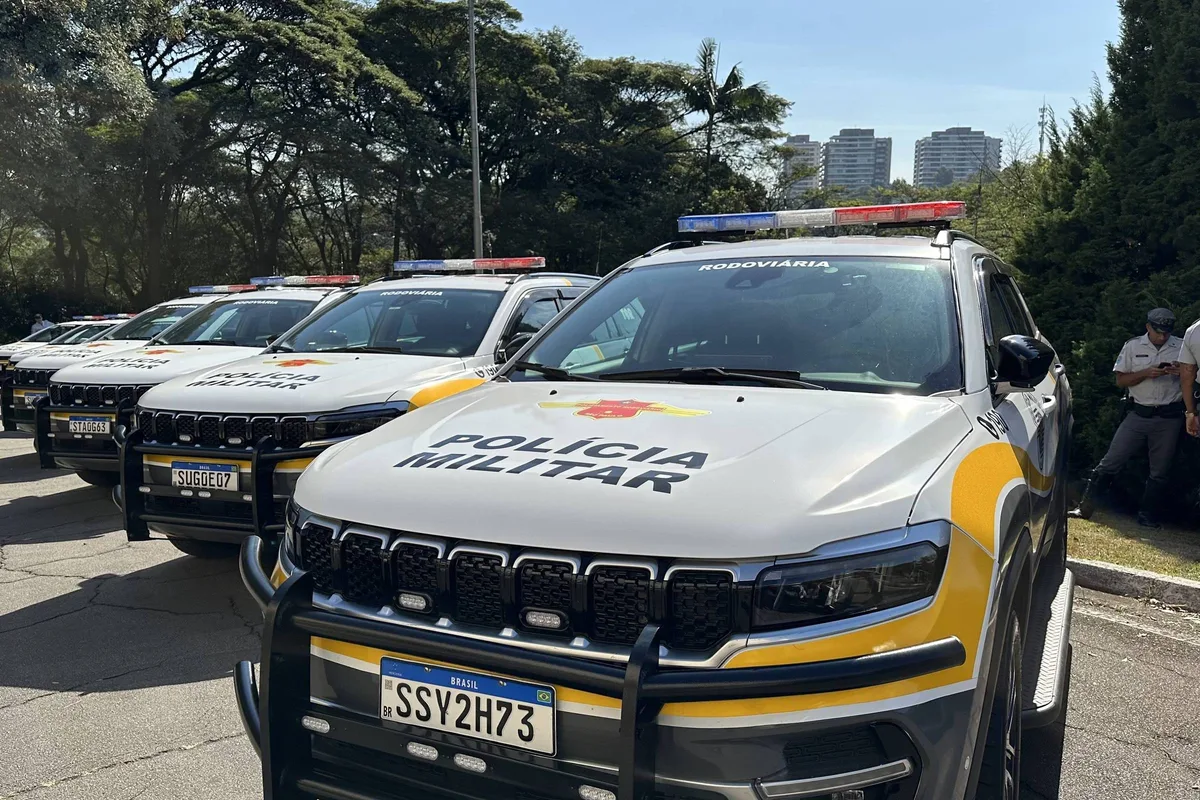 Caminhonete cai em rio e deixa dois jovens desaparecidos no interior paulista