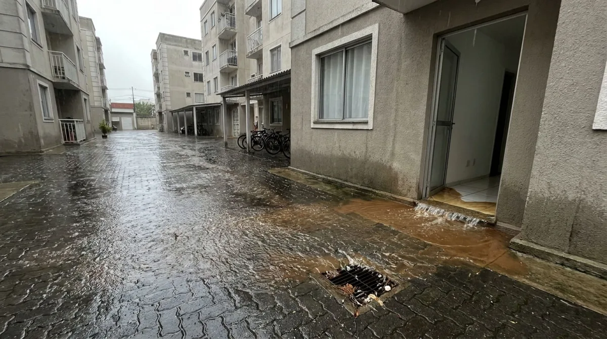 Condomínio pavimenta a área atrás dos blocos para evitar lama, e a primeira chuva forte alaga apartamentos do térreo, moradores exigem indenização pelos danos causados