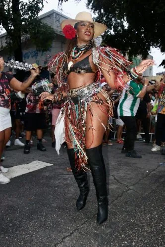 Paolla Oliveira surpreende ao aceitar posto de rainha de bateria em nova escola de samba, diz colunista Paolla Oliveira surpreende ao aceitar posto de rainha de bateria em nova escola de samba, diz colunista
