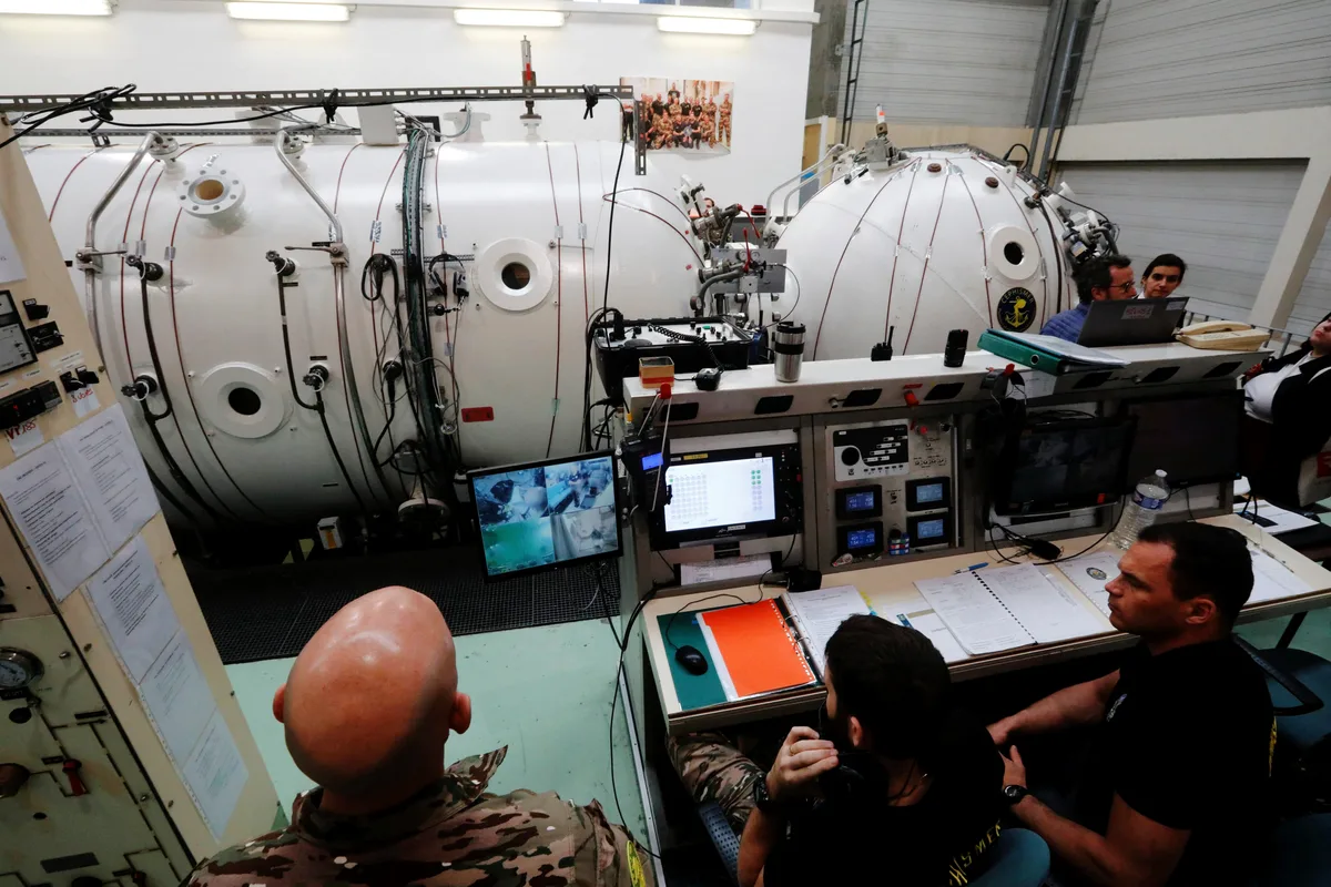"Tout ce qu’un robot ne pourra pas faire" : les plongeurs-démineurs de la Marine défient les grandes profondeurs