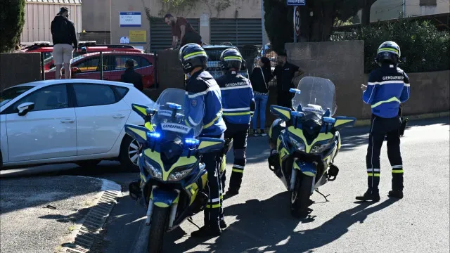 Diretor e professora baleados em escola em França. Adolescente detido