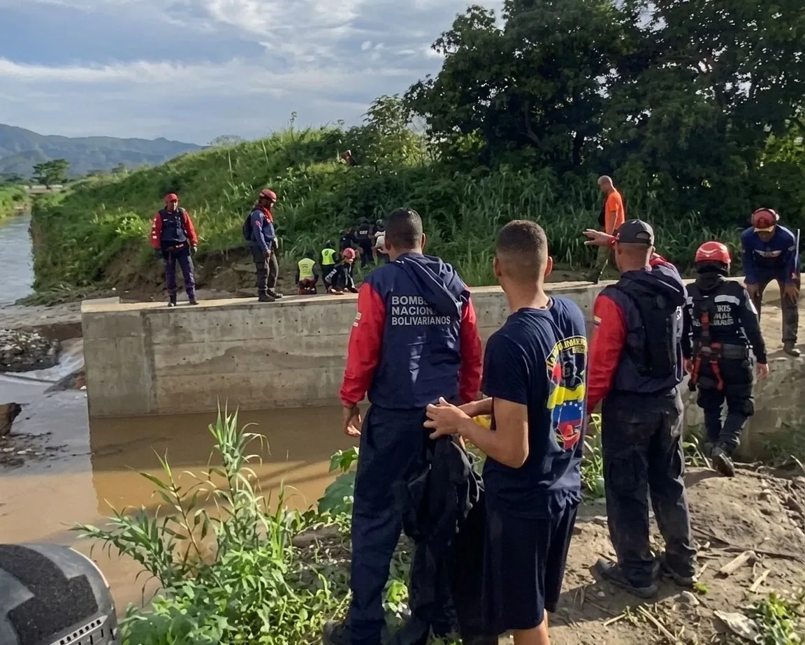 Buzos y drones buscan a pareja arrastrada por el río Aragua en La Victoria