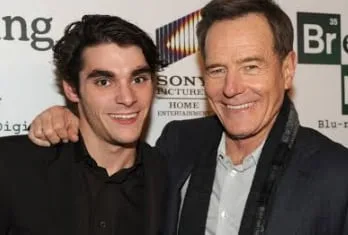 La emotiva despedida de Bryan Cranston a RJ Mitte, su hijo en la serie Breaking Bad: “Te extrañaré”