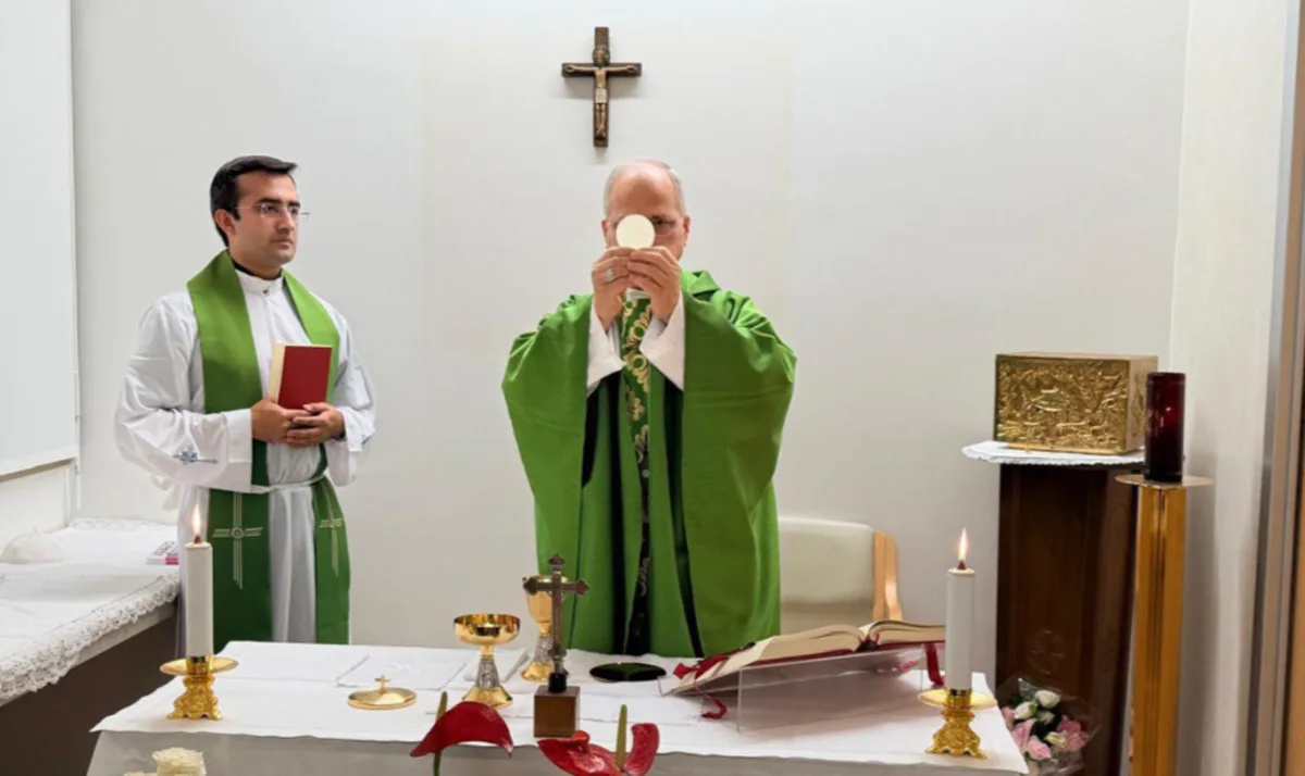 Papa Leão XIV celebra missa em hospital três dias após cirurgia