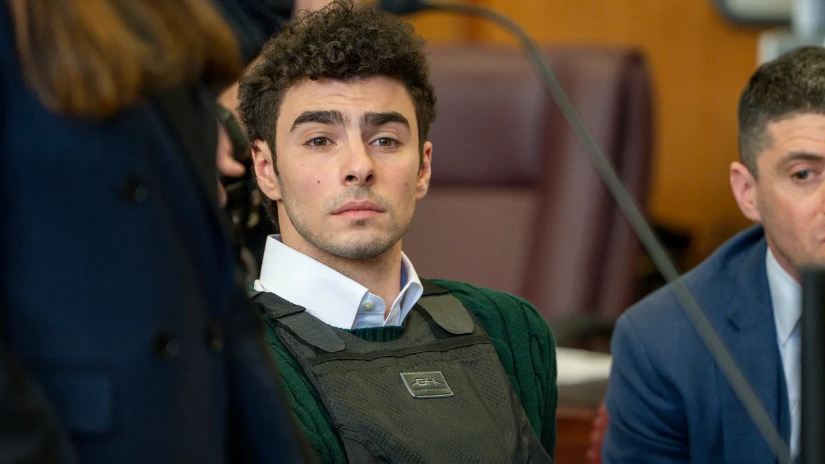 Meurtre d'un patron d'assurance: le procès de Luigi Mangione devant l'État de New York reporté après ses aveux
