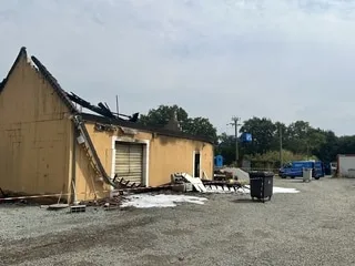 Orages : la foudre fait tomber la ligne électrique, un garage avec des voitures de collection prend feu