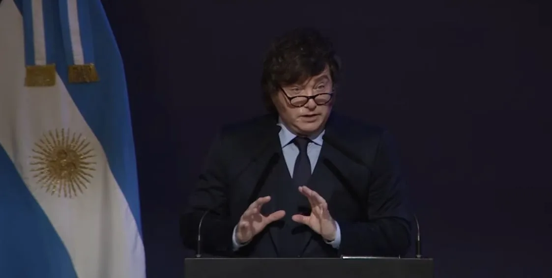 Nuevo respaldo del Presidente a Sturzenegger: “Cuando vean a una mierda humana criticando a Federico es porque le está tocando un negocio”