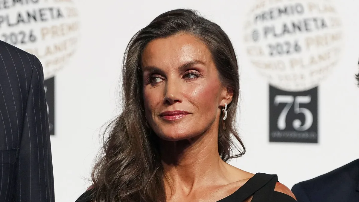 El maquillaje 'blonzing' de la reina Letizia en el Premio Planeta: "No se trata de transformar el rostro, sino de aportar calidez, luminosidad y vitalidad"