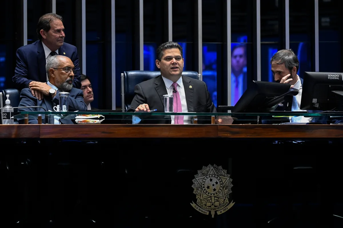 Em vitória do governo Lula, Senado aprova PEC do fim da escala 6x1