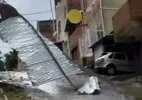 Chuva forte e ventos de 100 km/h derrubam árvores e destelham casas em MG