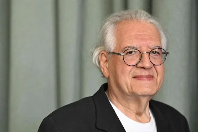 Hommage au cinéaste Patricio Guzmán, passeur de mémoire et “navigateur sans océan”