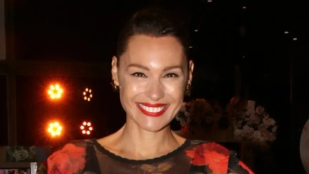 Pampita deslumbró con un vestido floreado de Carolina Herrera en una gala solidaria repleta de famosos