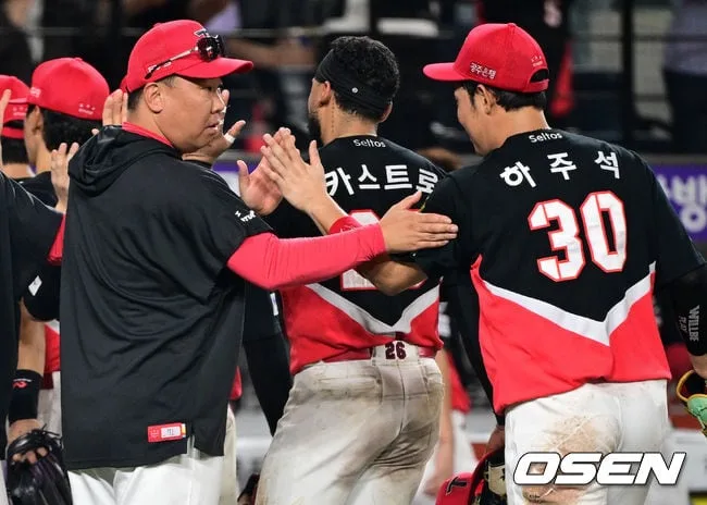 [사진]이범호 감독 '하주석 고생했다'
