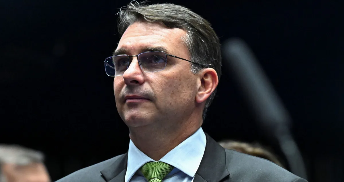 Flávio Bolsonaro grava vídeo de apoio à candidatura de Eduardo Cunha