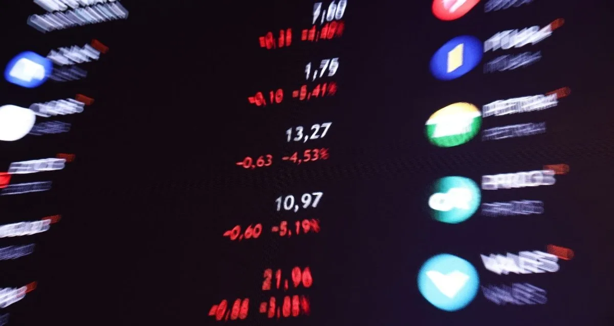 Ibovespa recua com exterior e cenário político; dólar sobe a R$ 5,14