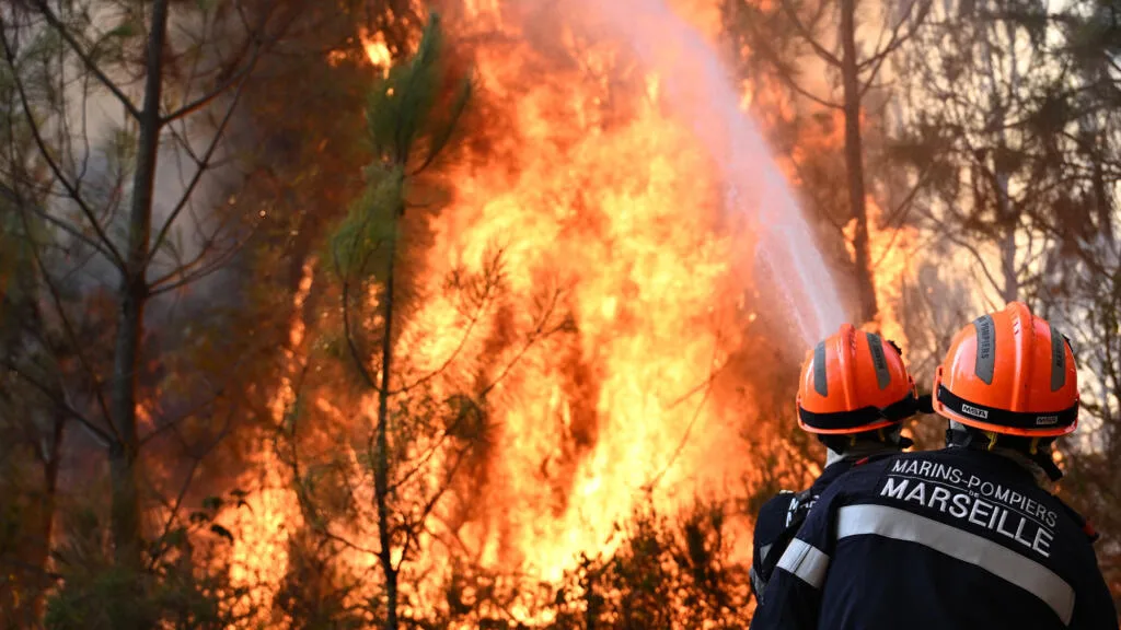 Em meio à onda de calor e ao alto risco de incêndios, bombeiros franceses entram em greve