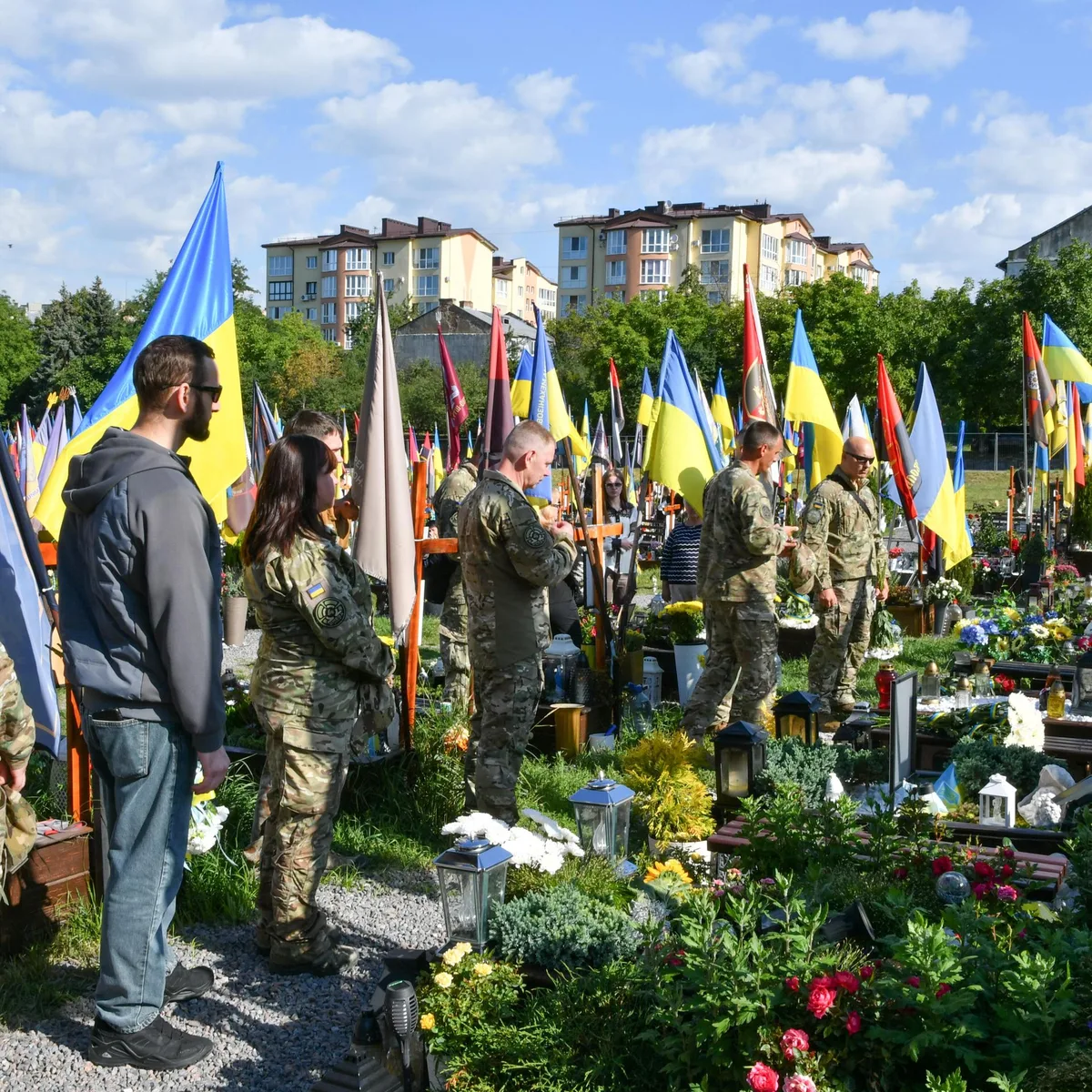Jubiläum in Kriegszeiten - Ukraine feiert 35 Jahre Unabhängigkeit - Merz lobt Mut der Bevölkerung