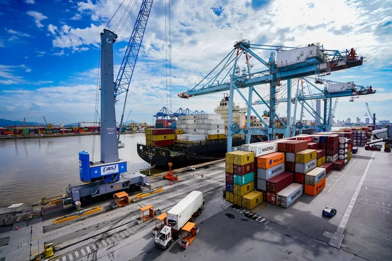 JBS Terminais supera 800 mil TEUs no Porto de Itajaí e anuncia novo ciclo de investimentos